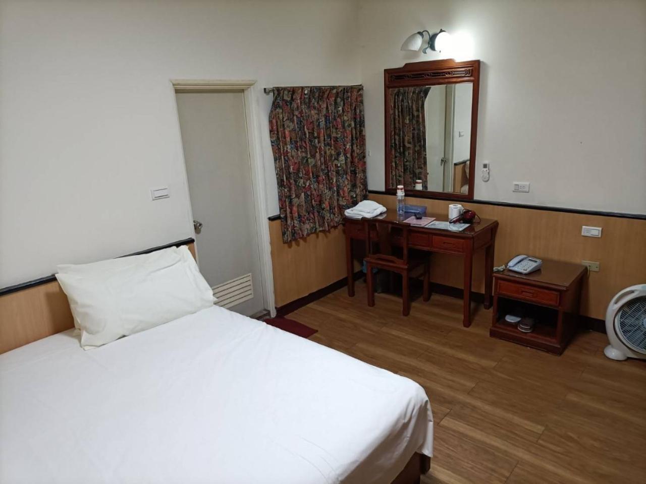 丸松商旅 Hotell Miaoli Exteriör bild